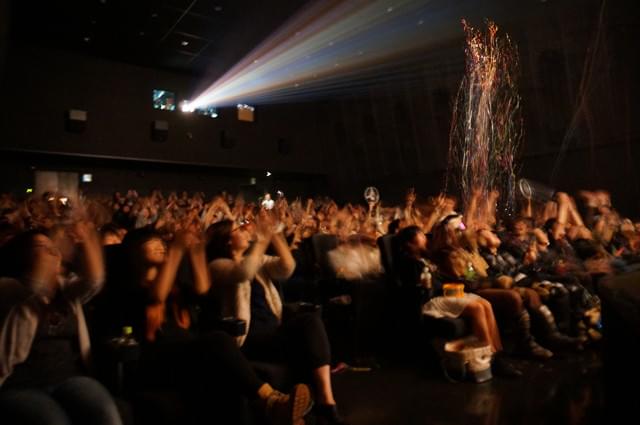 炸裂するクラッカー。映画の上映中とは思えない風景。