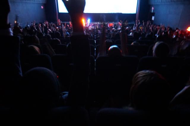 マックスとフュリオサたちが勝利し、歓喜に沸く観客たち。