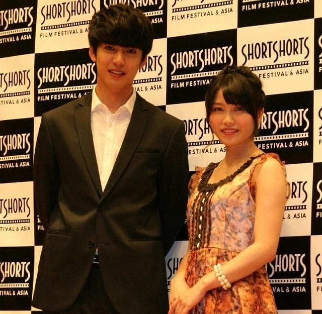 横山由依、大野拓朗に「出会った瞬間『初恋だ』って思った」と告白され大照れ