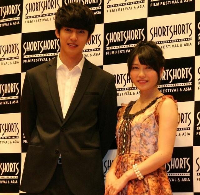 横山由依、大野拓朗に「出会った瞬間『初恋だ』って思った」と告白され大照れ