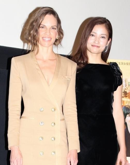 オスカー女優ヒラリー・スワンク、こっそりファンサービスで笑顔満開 黒木メイサもうっとり