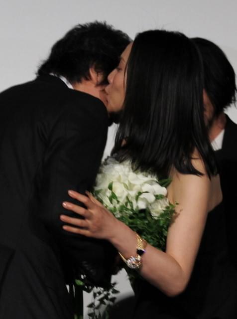 中谷美紀、「FOUJITA」小栗康平監督の70歳誕生日をキスで祝福！