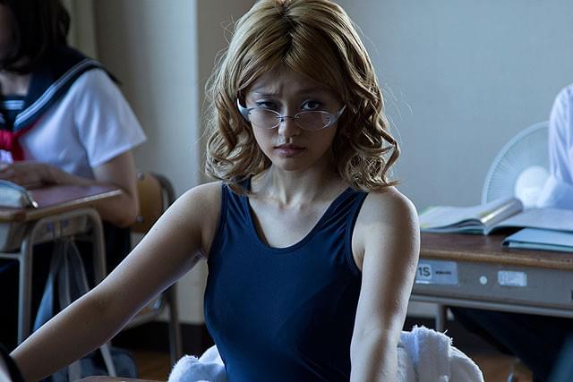 「血まみれスケバンチェーンソー」宿敵ネロ役に山地まり 金髪・スクール水着で熱演