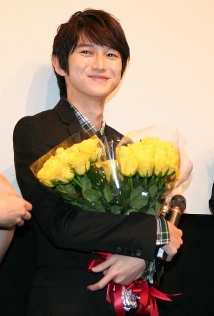 本郷奏多、誕生祝いのバラの花束に感激「花粉症だけど嬉しい」