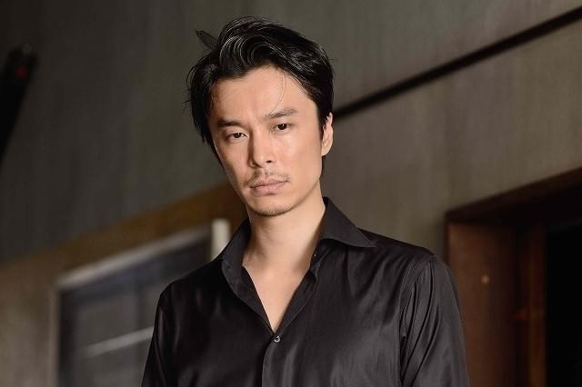 長谷川博己、鬼気迫る表情で拳銃構える「セーラー服と機関銃」劇中カット披露！