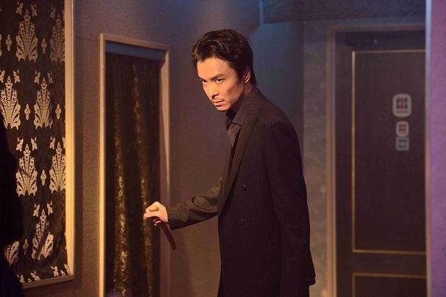 長谷川博己、鬼気迫る表情で拳銃構える「セーラー服と機関銃」劇中カット披露！