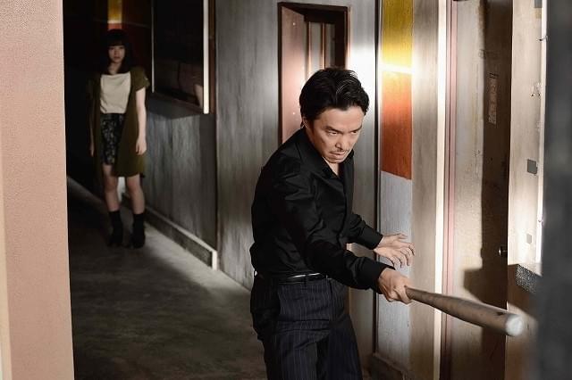 長谷川博己、鬼気迫る表情で拳銃構える「セーラー服と機関銃」劇中カット披露！