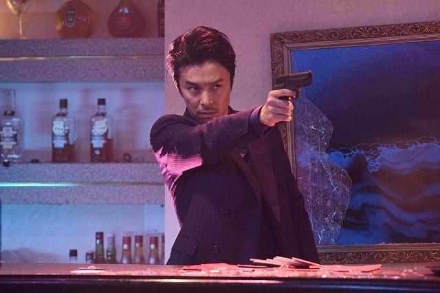 長谷川博己、鬼気迫る表情で拳銃構える「セーラー服と機関銃」劇中カット披露！