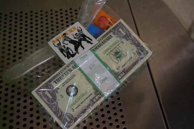 当日配布されたサンサン1ドル札とクラッカー4個のセットパッケージ。