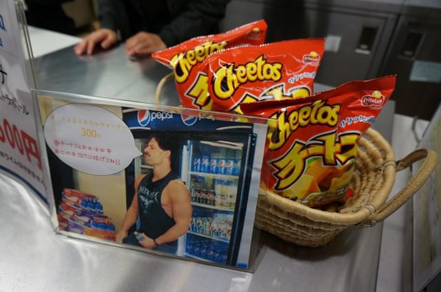 映画を観た人にはわかる「チートスと水のセット」はアッという間に完売。