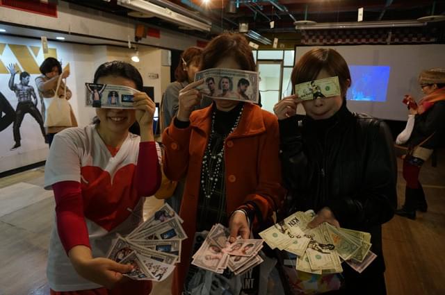 イベントで撒きまくるべくドル札を作ってきた札束職人のみなさん。