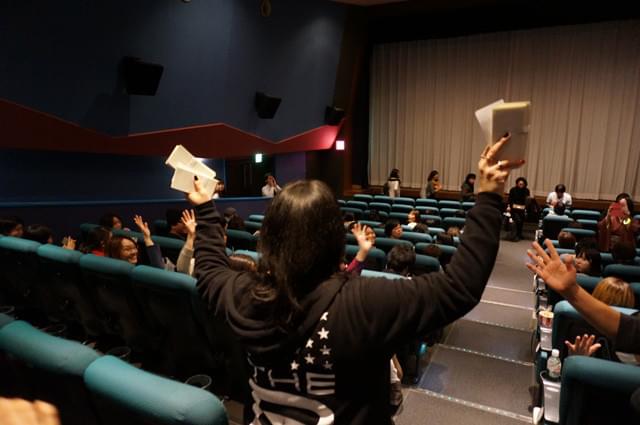 会場内では札束職人の方々が自主的にドル札を配っていて、観客側の準備も万端。