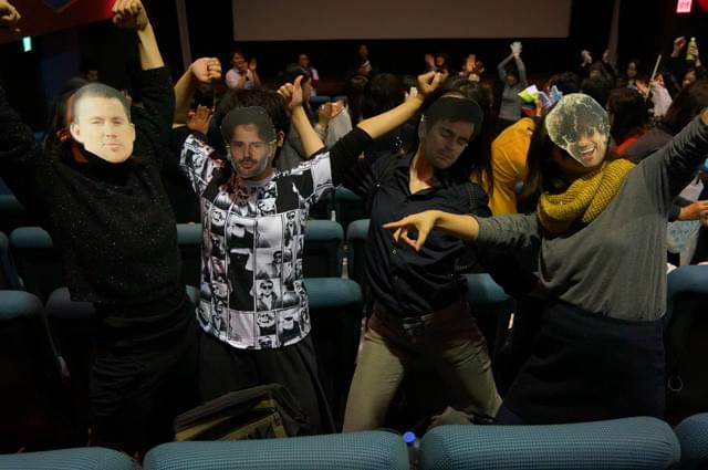 マイクら登場人物の顔マスクではしゃぐクイーンたち。ターザン(ケヴィン・ナッシュ)だけいないのはなぜなのか。