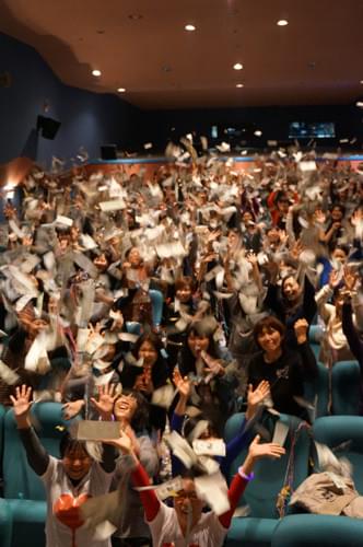 最後は派手にドル札を撒き散らしてフィナーレ。