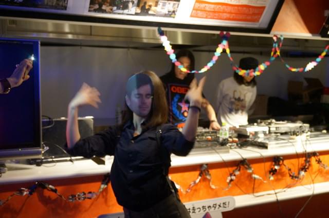 別スクリーンで上映中だった「EDEN」に紐づけてクラブイベントも実施。マット・ボマー扮する美男ストリッパー、ケンも踊りまくる。