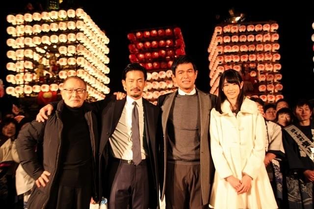 竹野内豊＆江口洋介「人生の約束」ロケ地・富山凱旋に市民2500人！曳山点灯に感無量