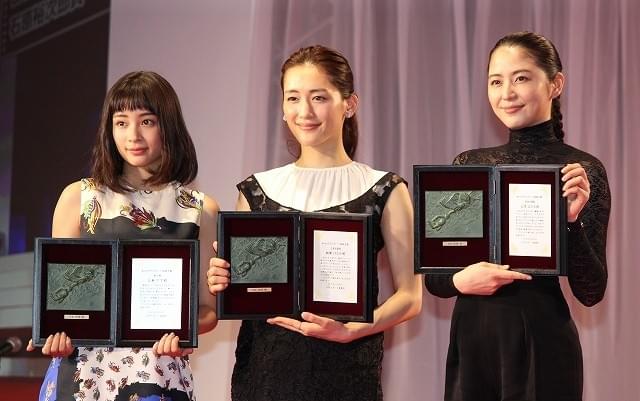 綾瀬＆長澤＆広瀬「海街」シスターズ、日刊スポーツ映画大賞3部門制覇！
