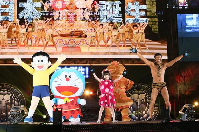 ドラえもん＆のび太、小島よしおやエヴァちゃんとともにプロレス会場で踊る