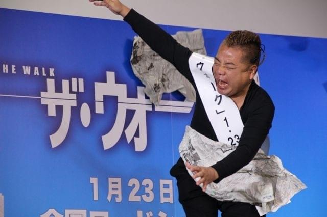 強風、ボール、新聞紙が出川を襲う！