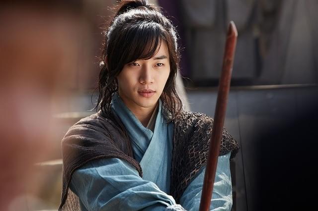 「2PM」ジュノ、アクション大作「メモリーズ」で華麗な剣さばきを披露