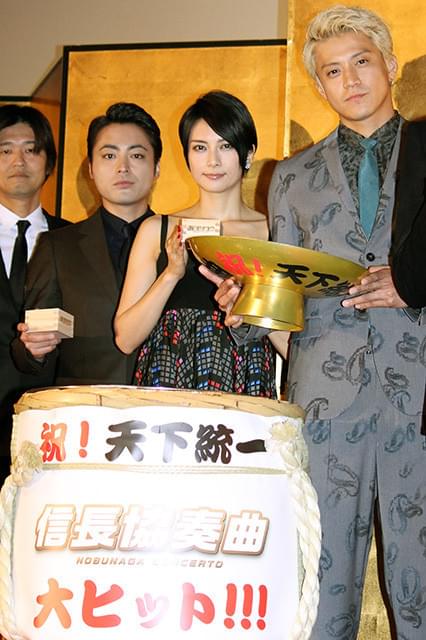 主演作封切りで祝杯をあげた小栗旬、 柴咲コウ、山田孝之ら