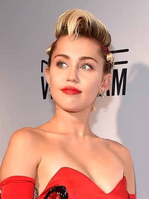 ウッディ・アレンの新ドラマ、主要キャストが明らかに マイリー・サイラス初タッグ