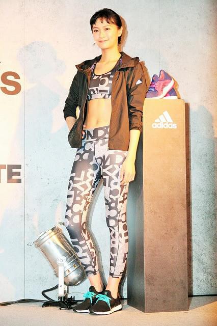 榮倉奈々が美腹筋披露！ブラトップ＆タイツでイベント登場