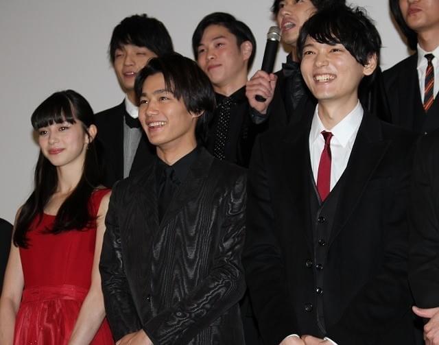 ラブシーンにも余裕の笑みを見せた古川雄輝ら