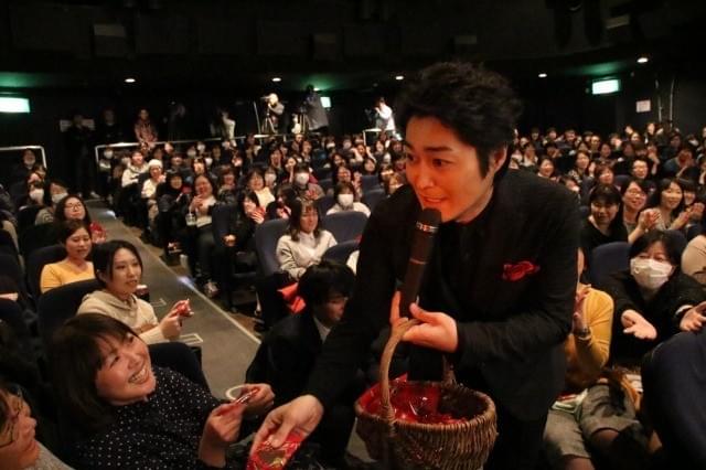 「俳優 亀岡拓次」安田顕、学生時代の奇抜すぎるファッションを明かす！