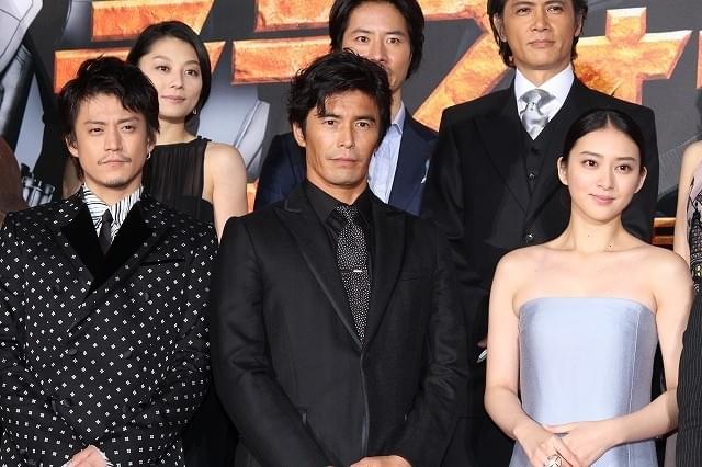 ファンサービスに努めた伊藤英明、武井咲、小栗旬ら