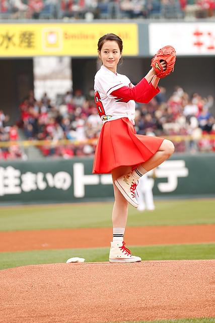 “サウスポー”前田敦子、カープカラーのミニスカで初の単独始球式