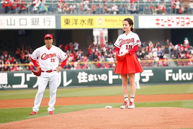 “サウスポー”前田敦子、カープカラーのミニスカで初の単独始球式