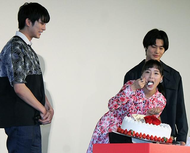 野村周平と真剣佑のホワイトデーケーキ対決、広瀬すずの心を射止めたのは？