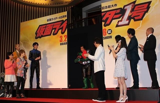 「仮面ライダー1号」藤岡弘、45年ぶりのマスクオフ姿にファン歓喜！