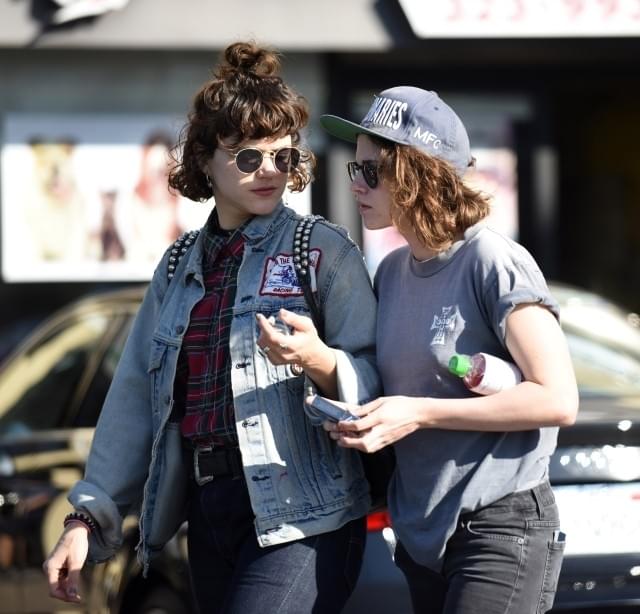 クリステン・スチュワート、噂の新彼女とキス