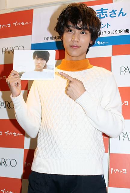 中川大志、カレンダー発売記念握手会に1000人 抱く「大志」はちっちゃく「海外に行きたい」