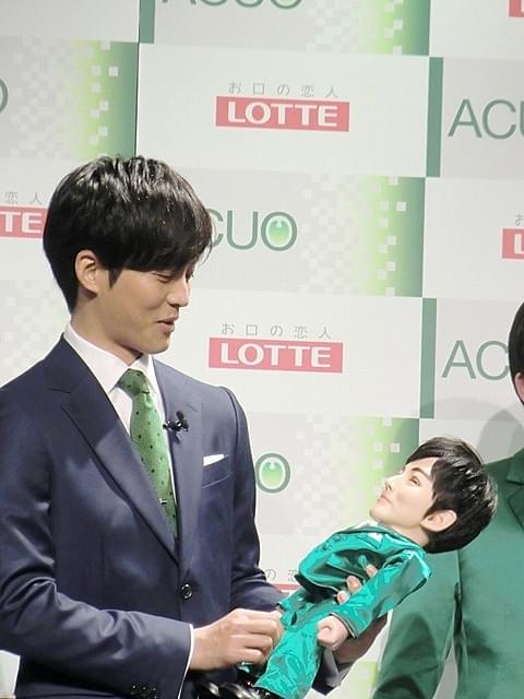 松坂桃李、自身そっくりロボットに興味津々！