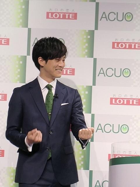 松坂桃李、自身そっくりロボットに興味津々！