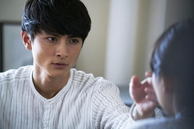 高良健吾“謎の男”をミステリアスに演じた「ふきげんな過去」劇中カット独占入手