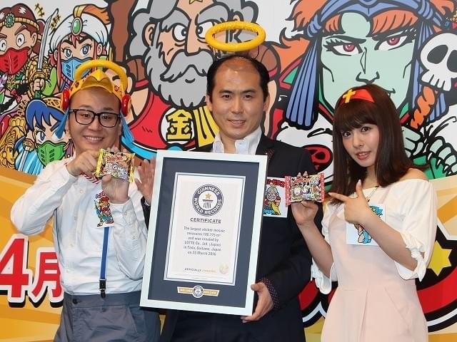 1辺13.4メートルの「ビックリマン」シールが完成 巨大ステッカーモザイクでギネス記録に