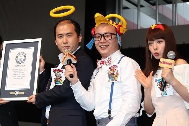 1辺13.4メートルの「ビックリマン」シールが完成 巨大ステッカーモザイクでギネス記録に