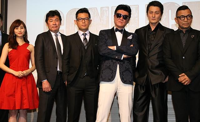 小沢仁志、人生初タキシードもホテルのボーイに間違われ憮然「蝶タイ取りてえ」