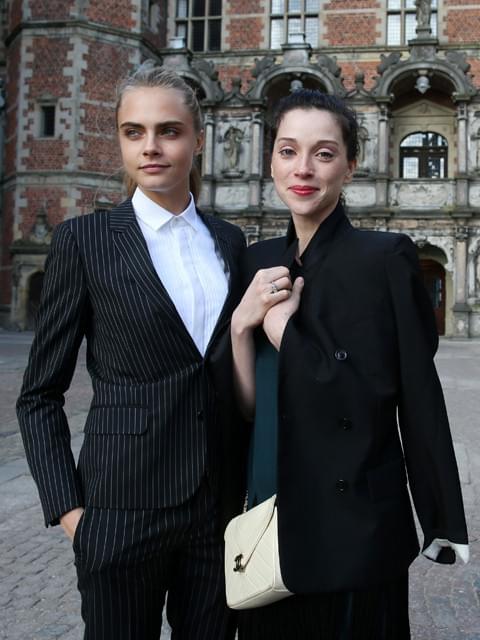 カーラ・デルビーニュ(左)と 恋人のセイント・ビンセント