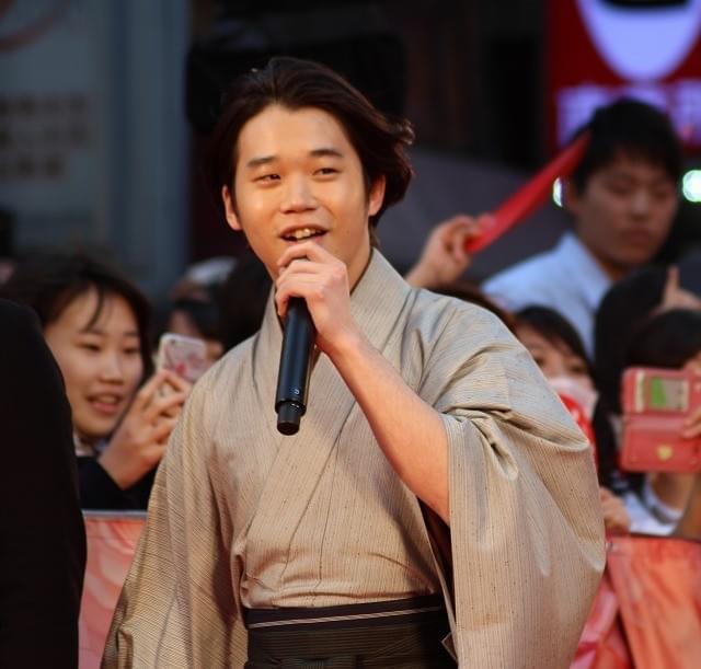 「ちはやふる」広瀬すずらが、歌舞伎町をジャック！ファン2500人が歓喜