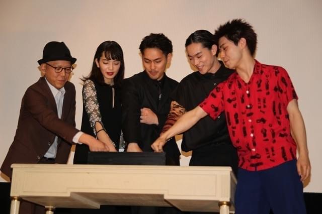 柳楽優弥、菅田将暉らがノリノリで物申す「世代交代です！イエーイ」