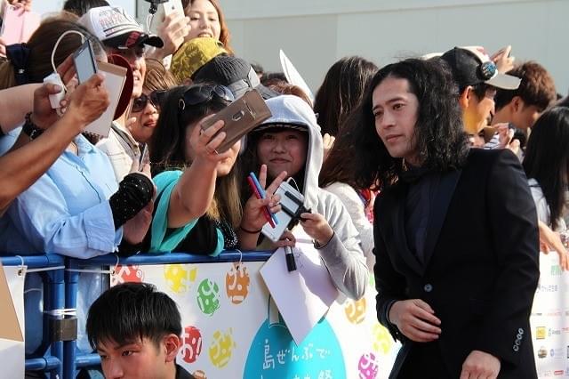 第8回沖縄国際映画祭開幕！斎藤工＆すみれ、神対応のファンサービス