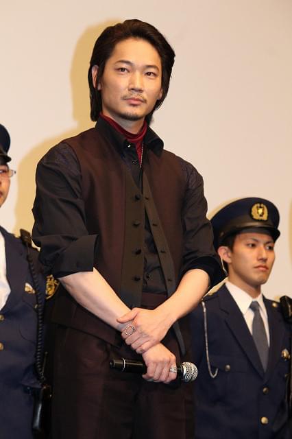 綾野剛、観客の写真撮影を快諾 被災地・九州に思い込め「我々の姿届けられたら」