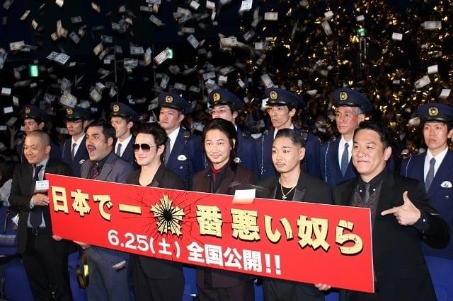 綾野剛、観客の写真撮影を快諾 被災地・九州に思い込め「我々の姿届けられたら」