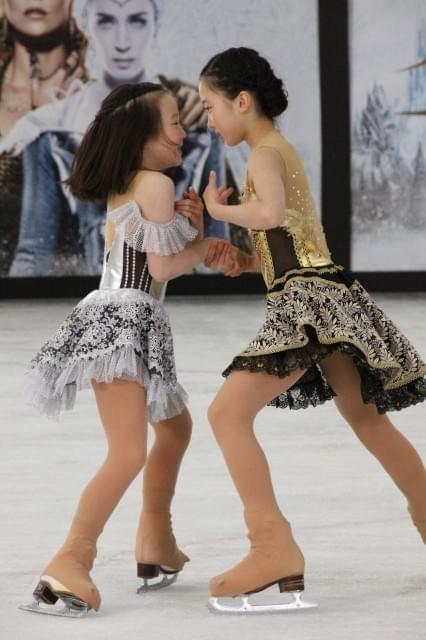 本田望結＆紗来姉妹、「スノーホワイト」続編の世界観をスケートで表現！