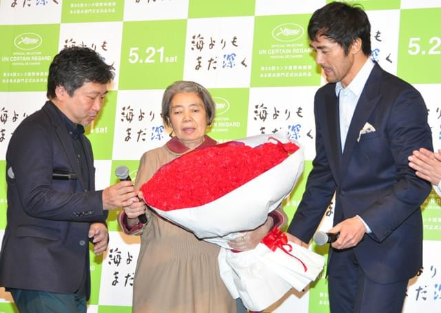 樹木希林、200本のカーネーションに「こんな金あるなら」とボヤキ節もニッコリ